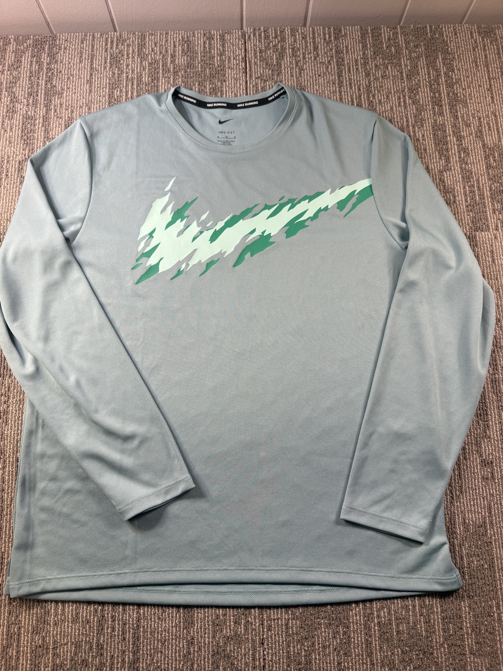 Nike Dri-FIT Shirt Mens Medium Green Long Sleeve Running Graphic Athletic Top